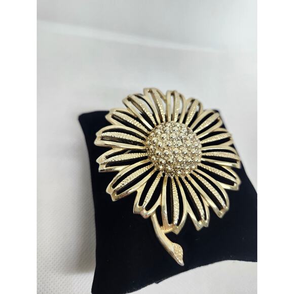 Vintage Sarah Coventry Daisy Mae 1960's Gold Tone Sunflower Brooch - Picture 2 of 8